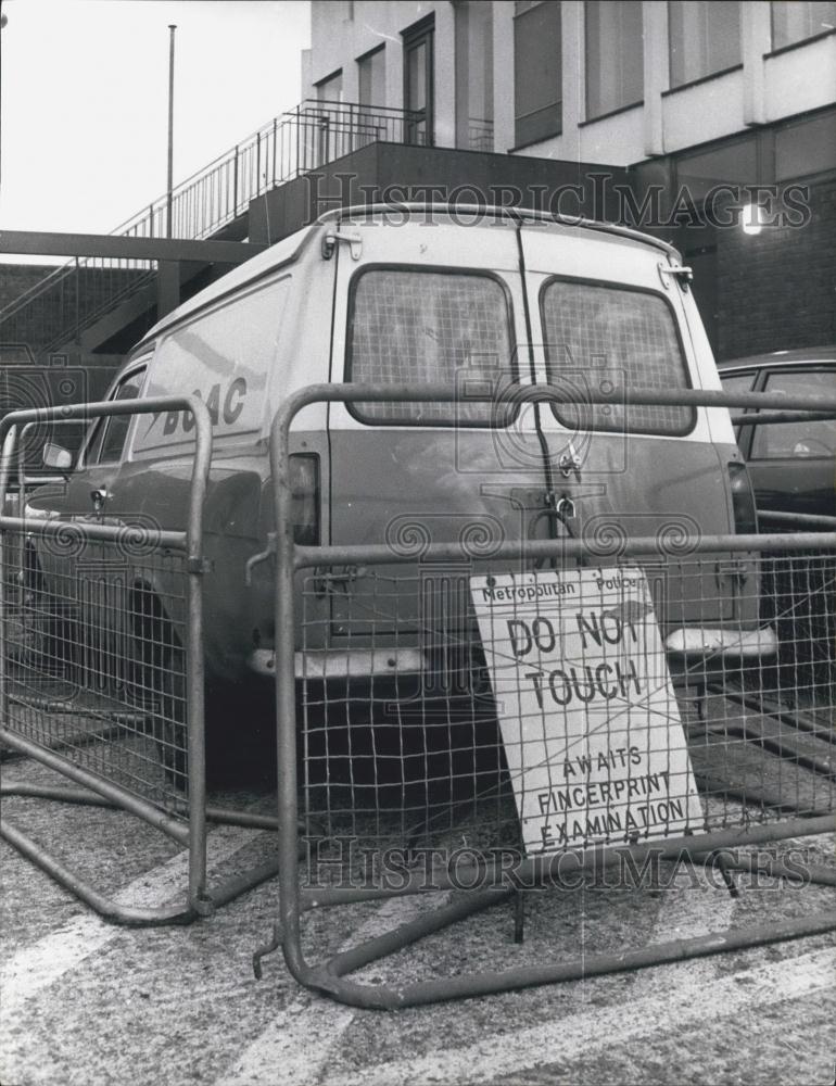 1973 Press Photo ÃƒÆ’Ã¢Å¡ÃƒÃ‚Â£400,000 Haul By Lone Bandit At Heathrow Airport - Historic Images