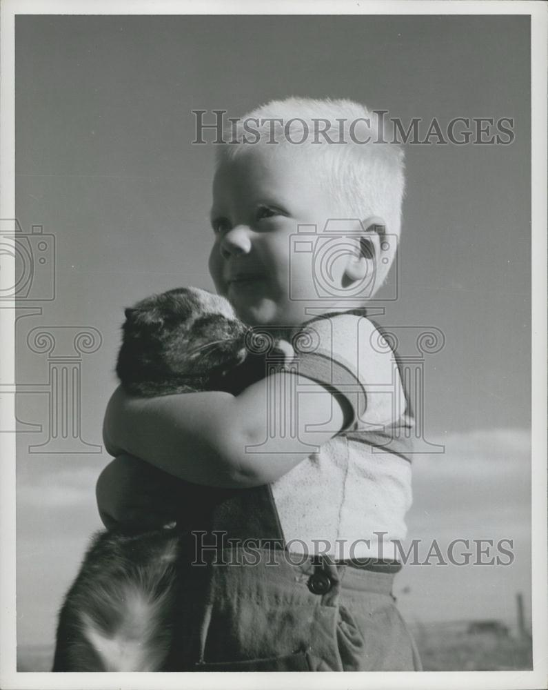 Press Photo Ralph Barlow, age 2, with his pet cat - Historic Images