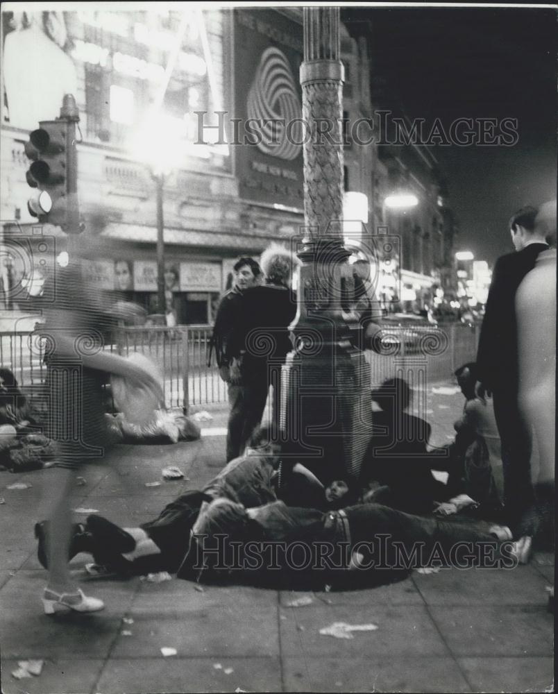 Press Photo Dropouts Protestors Sleeping In Front Of Picadilly Circus-London - Historic Images