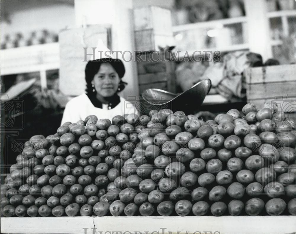 Press Photo Potato Vender - Historic Images