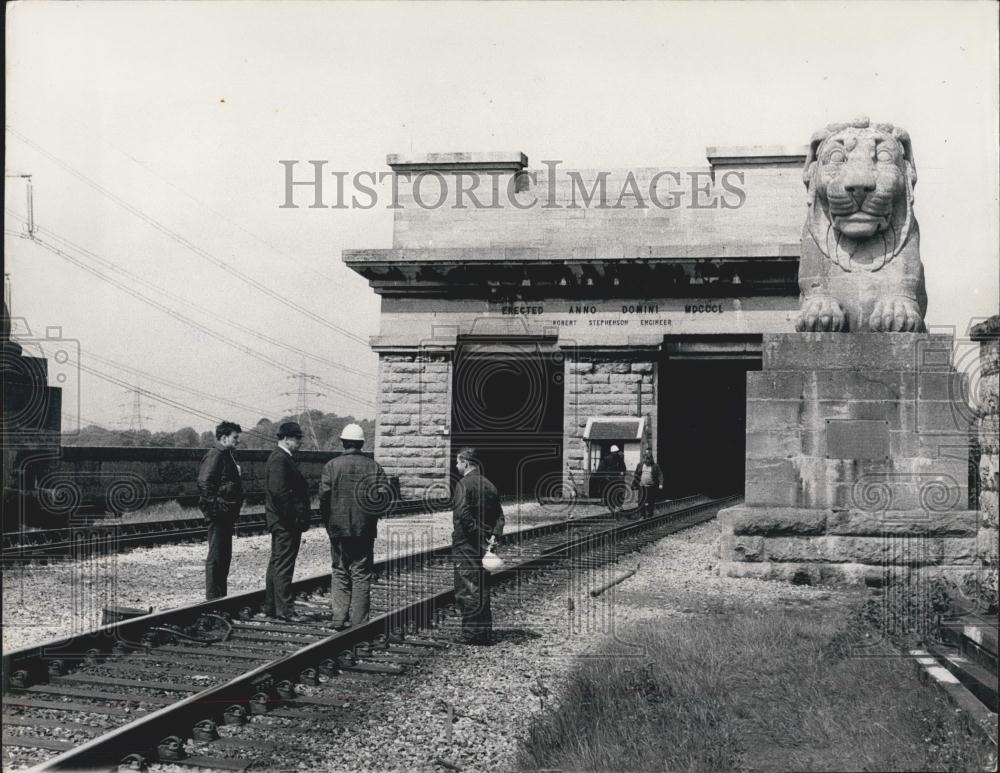 1970 Press Photo Menai Bridge Fire Workers Inspecting Site - Historic Images