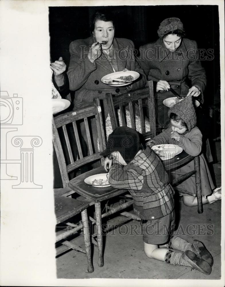 1953 Press Photo Flood Victims Get Assistance At The Canning Town Public Hall - Historic Images