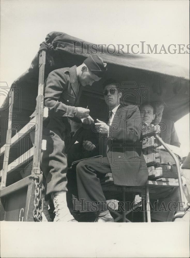 1953 Press Photo MP On Duty, Paris - Historic Images