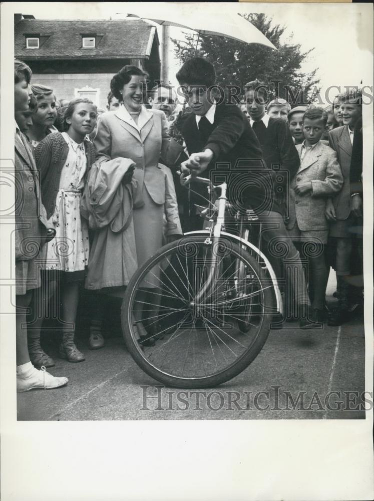 1962 Press Photo Peter Hoffheinz Named Slowest Bicycle Rider Of Germany - Historic Images