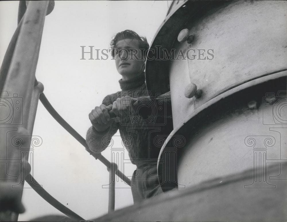 Press Photo Young Lighthouse Keeper Winds The Lighthouse - Historic Images