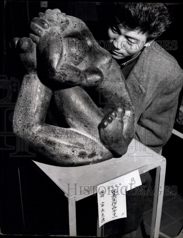 1984 Press Photo Sculptor Y. Yasunaga and his work - Historic Images