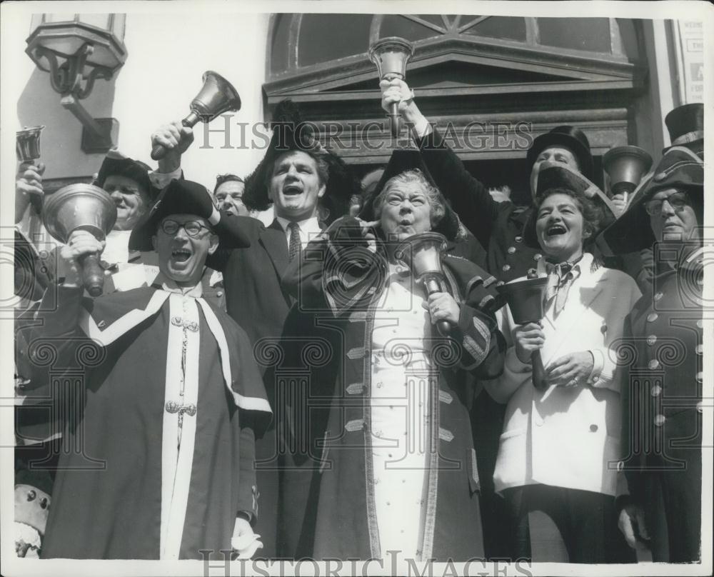 1962 Press Photo Violtet Carson Town Criers - Historic Images