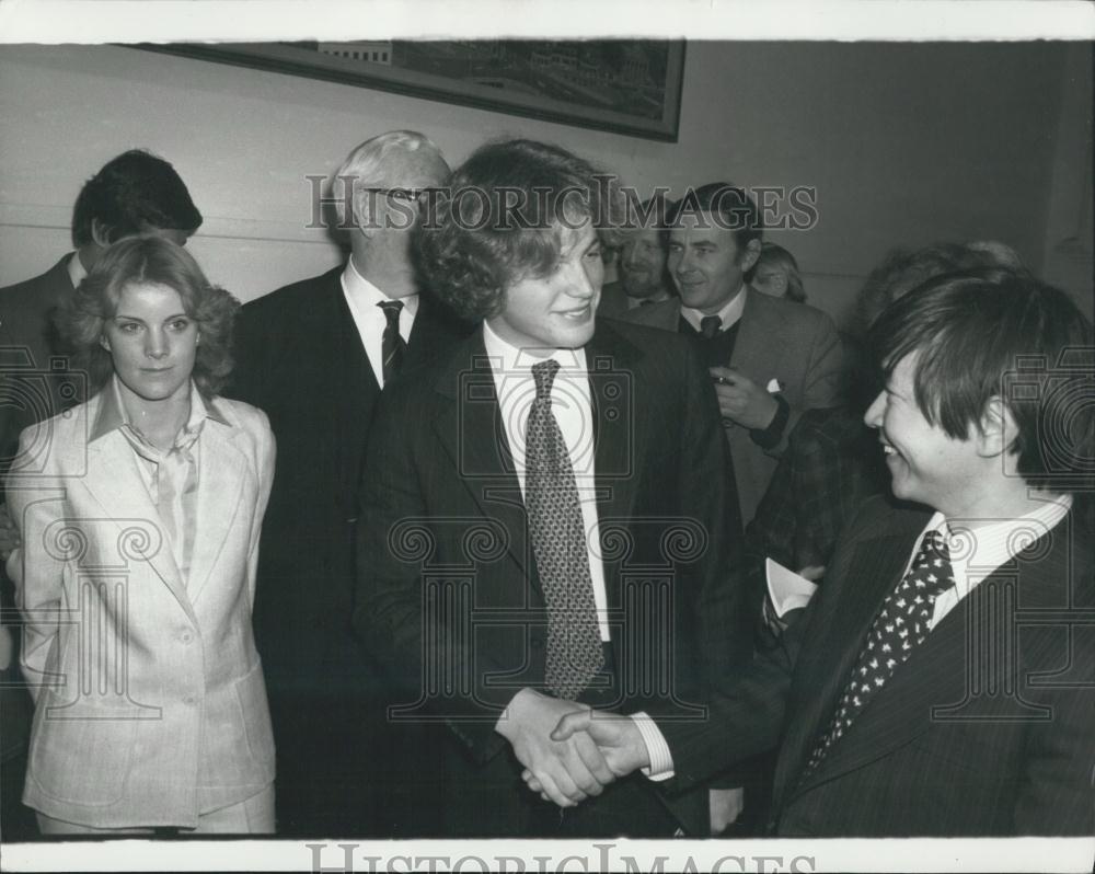 1979 Press Photo Valour In Sport Award Winner Naomi Uemura Shaking Hands - Historic Images