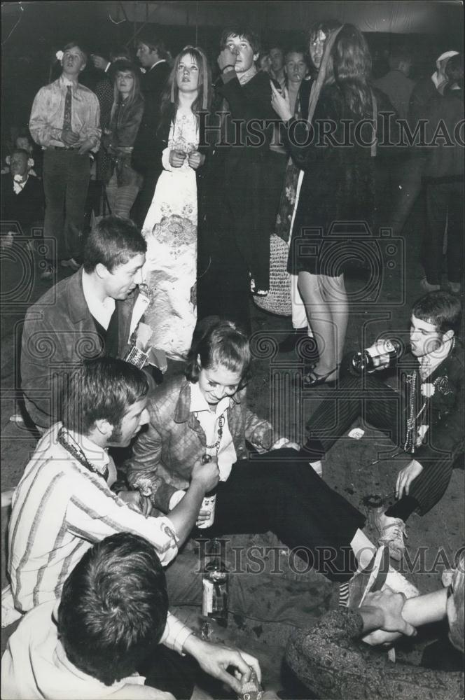 Press Photo drinks for some on the floor but others are fascinated by higher - Historic Images