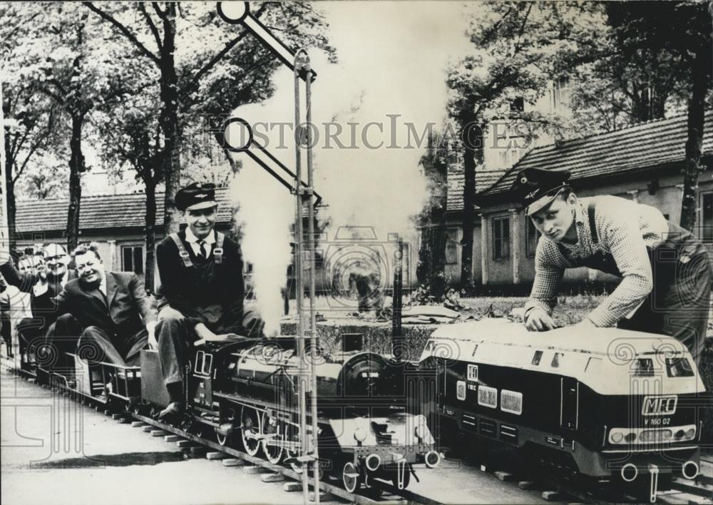 1963 Press Photo German Railway Friends Society Model Train Line Passengers - Historic Images