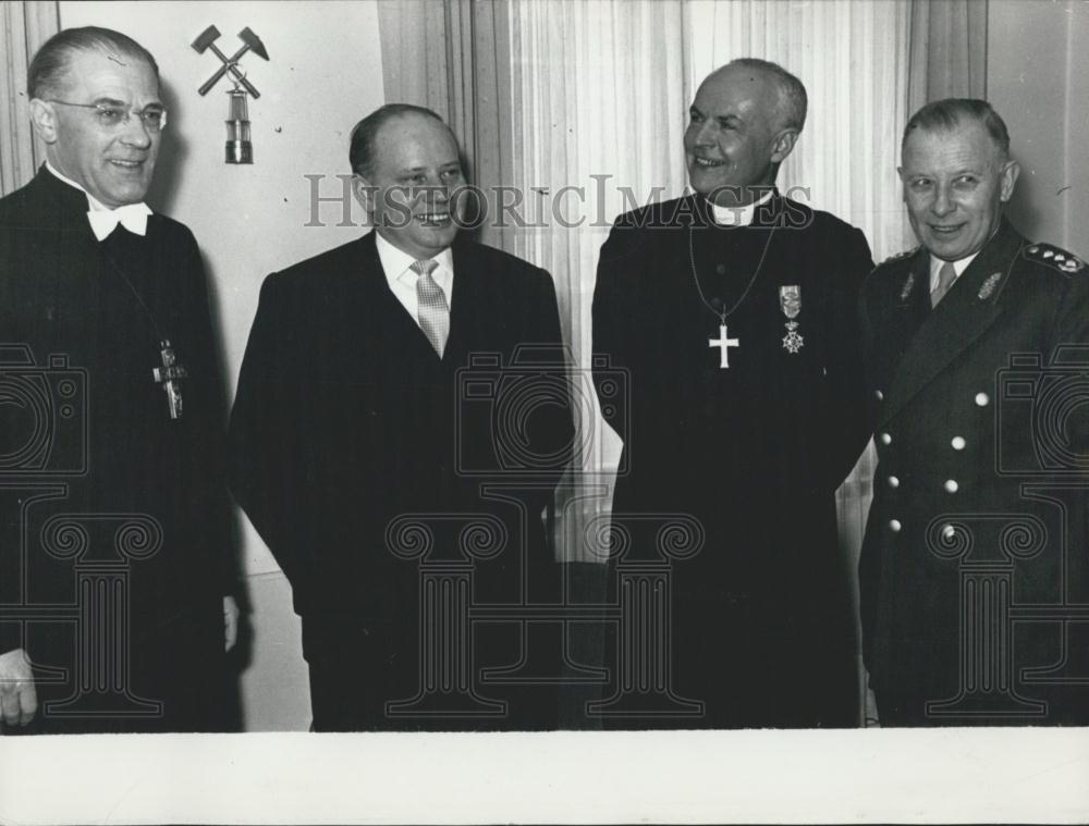 1956 Press Photo Prelate Kunst H. Krimm General Heusinger Defense-Minister Blank - Historic Images