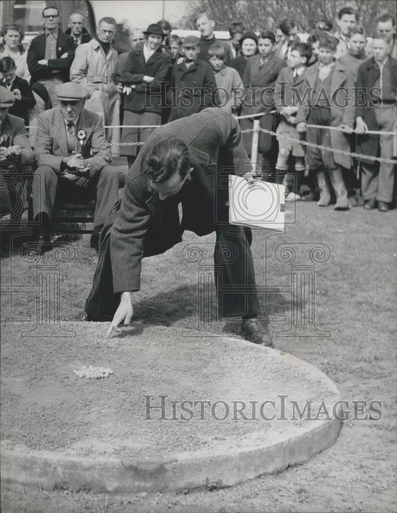 Press Photo Bob Scott Referee Checks Marbles Annual National Championship Ring - Historic Images