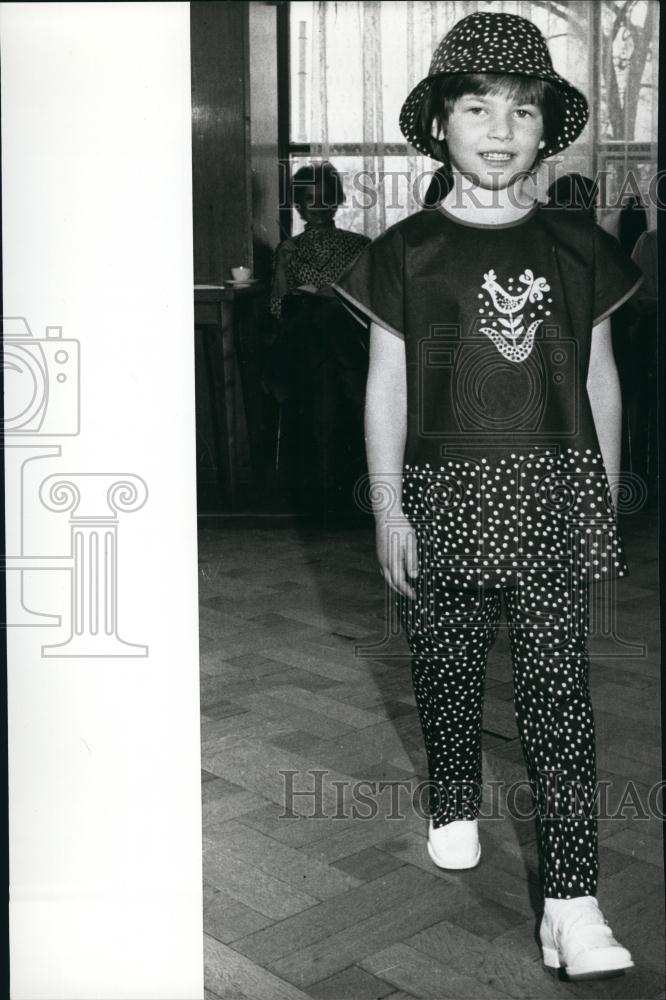 Press Photo Young Girl Walking Wearing Matching Suit With Hat - Historic Images