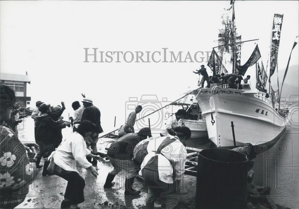 Press Photo Gentle Wind Boat Preparing To Be Launched Tairyoki Flags - Historic Images