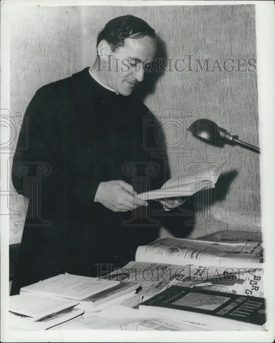 1960 Press Photo Italian Parish Priest Don Carlo Packing Office Leaving - Historic Images