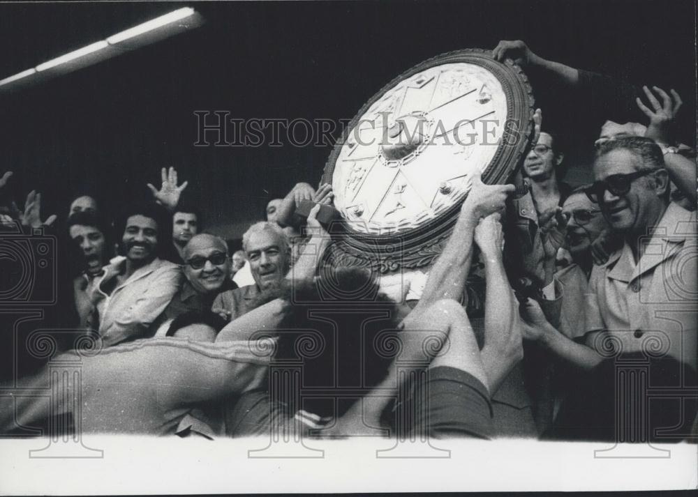 1976 Press Photo Mehalla Soccer Team Raising Trophy Cairo Stadium - Historic Images