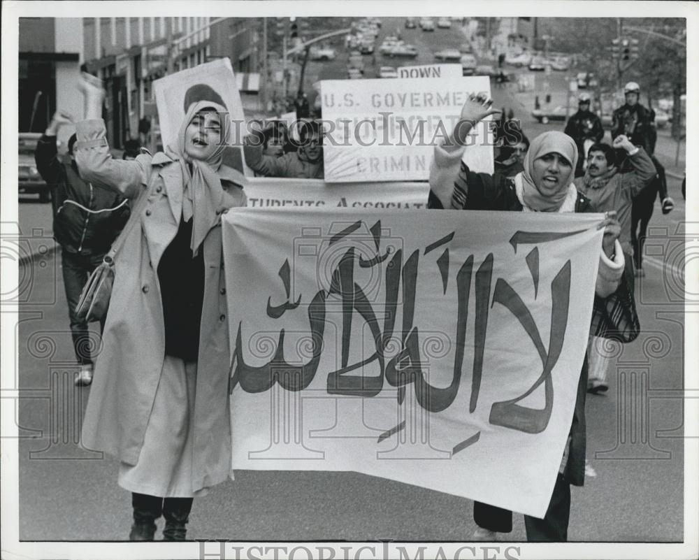 1979 Press Photo Pho Khomeni Iranians Demonstrating Outside New York Hospital - Historic Images