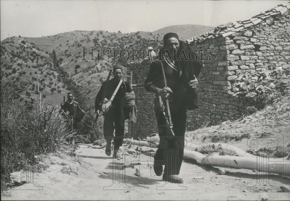 1956 Press Photo Natives Co-Operate in war against rebels - Historic Images