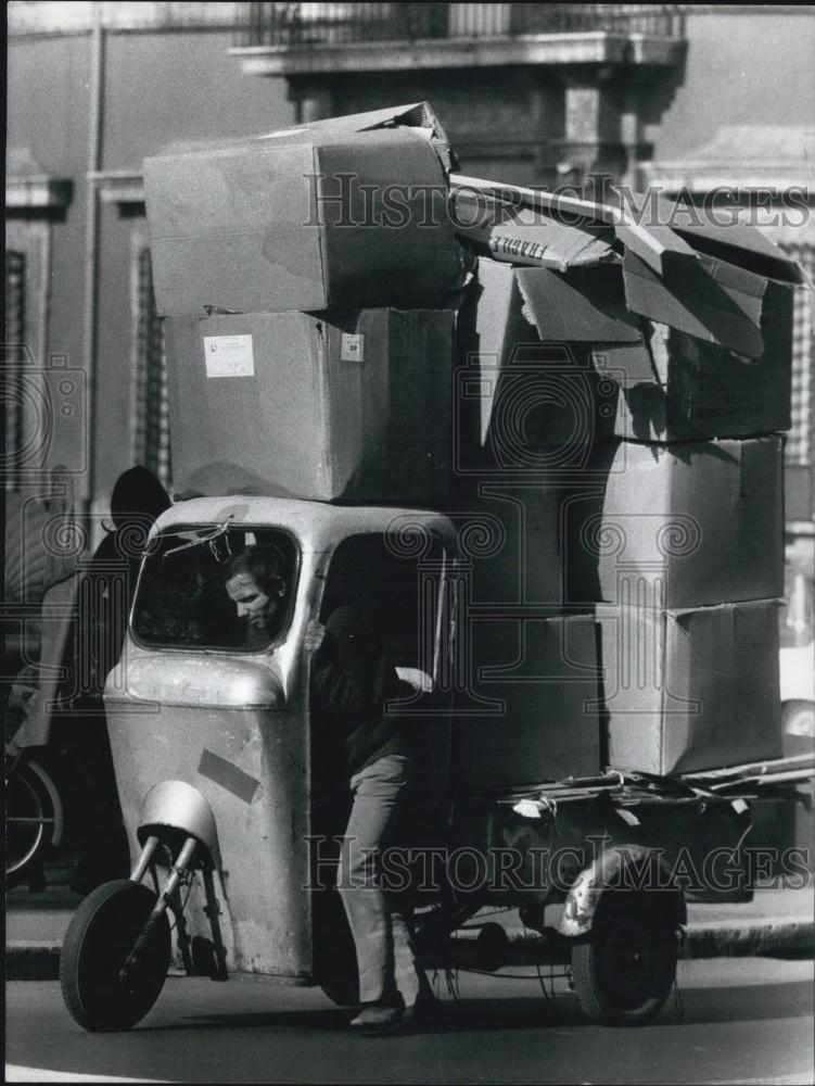 1975 Press Photo Man Guiding Cart With Wastepaper Boxes Picker - Historic Images