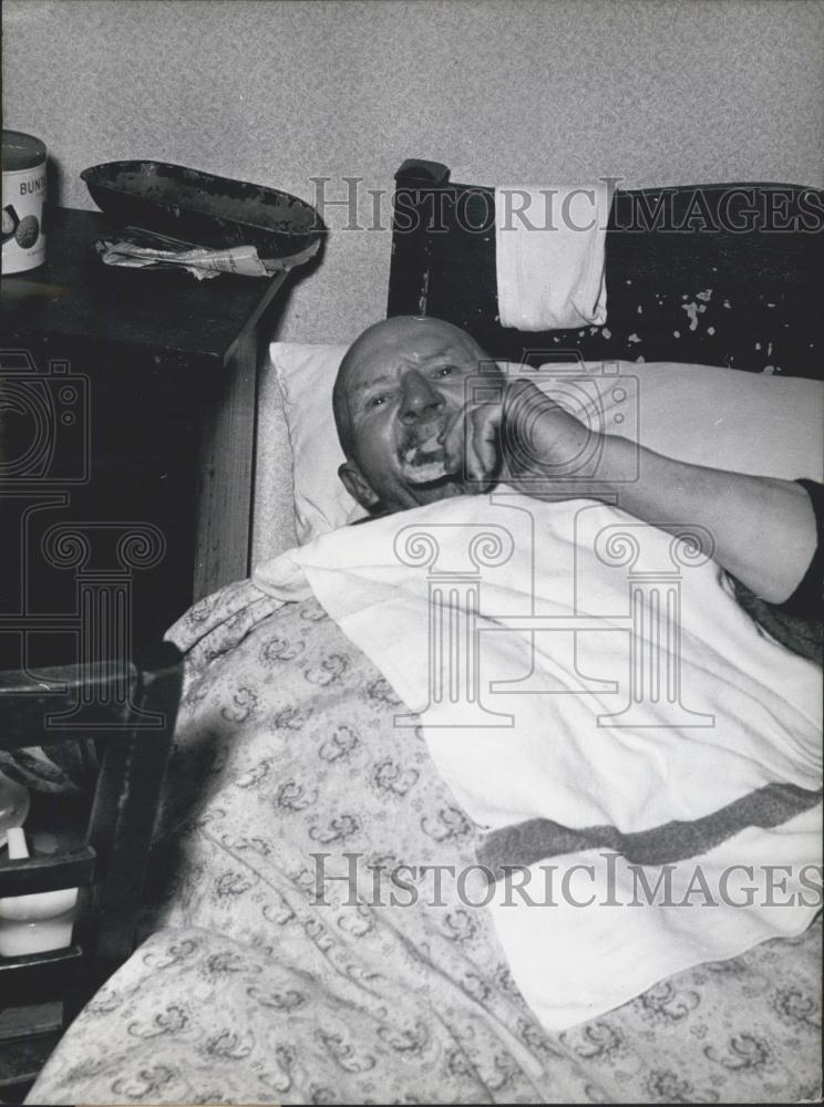 Press Photo Engelhard Lehnert man of the woods in a real bed - Historic Images