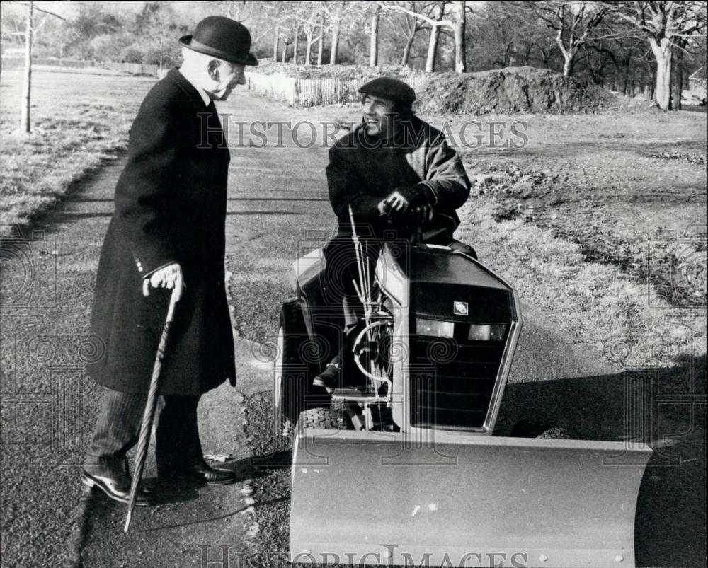 1980 Press Photo Mr. Pinestripe &amp; race driver jackie Stewart on a tractor - Historic Images