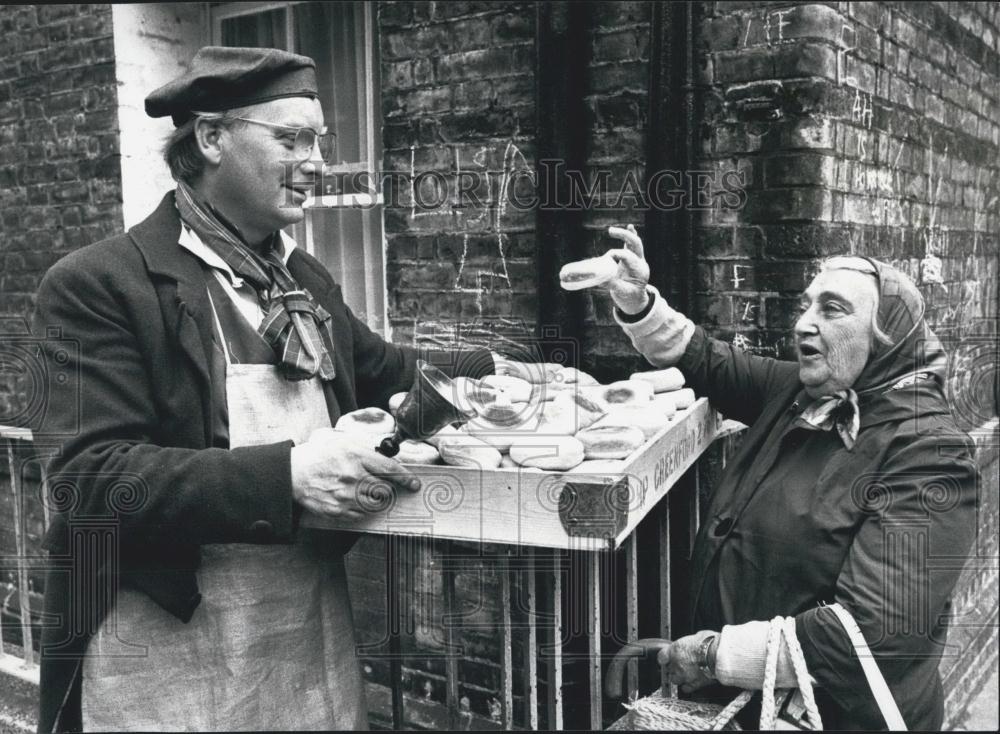 1976 Press Photo Darek Hanson, Muffin Man, Drury Lane, London - Historic Images