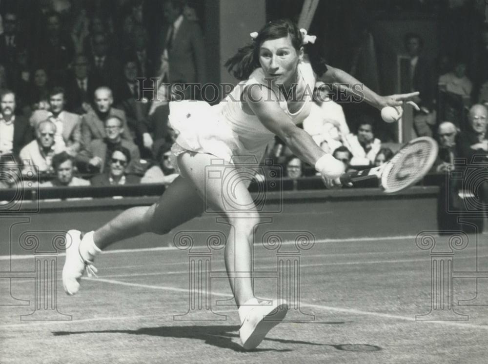 1974 Press Photo Wimbledon Tennis Championship Final O Morozova Action Shot - Historic Images