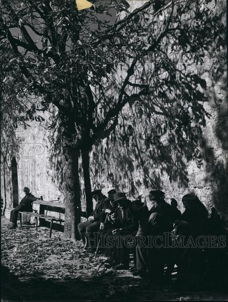 Press Photo Men On Benches - Historic Images