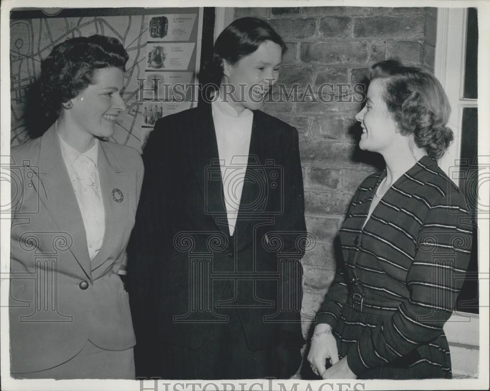 1954 Press Photo Patricia Smyllie, Anne Butler-Wilson, Joyce Kirtley - Historic Images