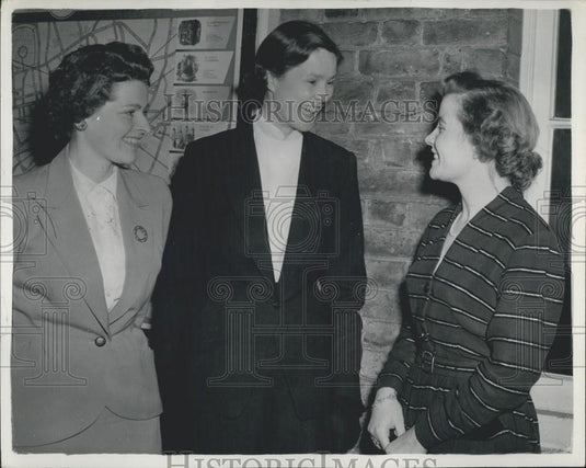 1954 Press Photo Patricia Smyllie, Anne Butler-Wilson, Joyce Kirtley - Historic Images