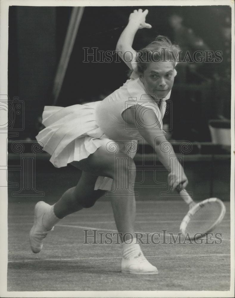 1959 Press Photo Miss E. Buding Miss M.E. Bueno Ladies&#39; Singles at Wimbledon - Historic Images