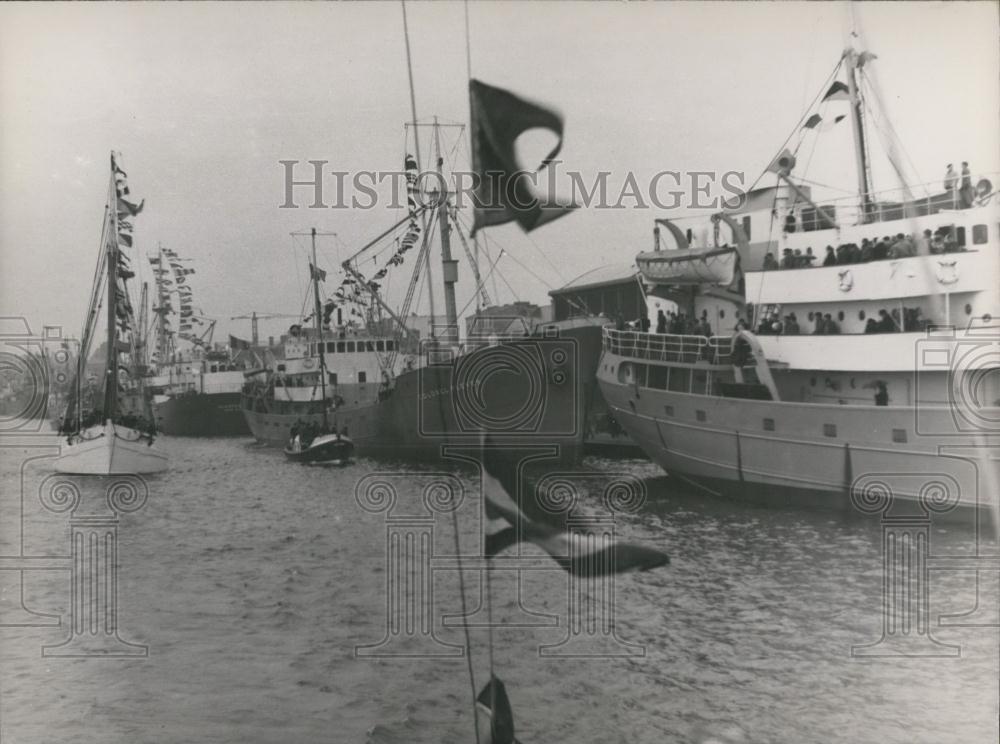 1954 Press Photo Fishermen&#39;s Ship Flags Out Ceremony Cod Fishing Saint Malo - Historic Images