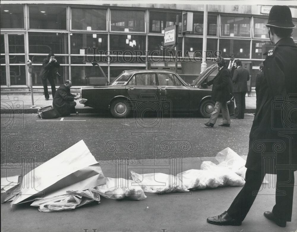 1973 Press Photo Gelignite found in car at Scotland yard - Historic Images