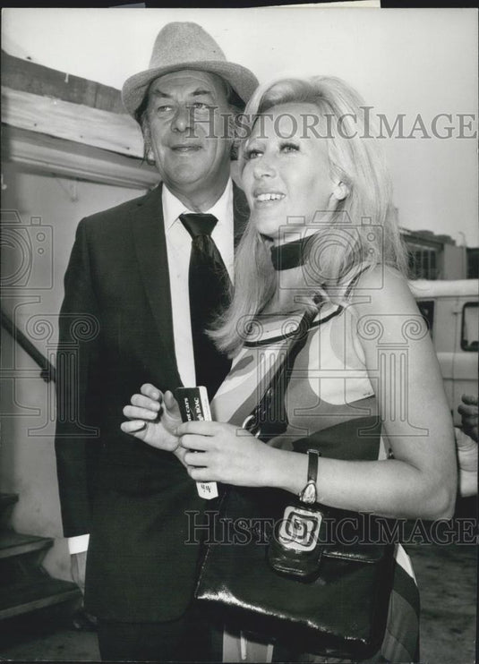 1971 Press Photo Rex Harrison Actor Fiancee Elizabeth Harris London Heathrow - Historic Images