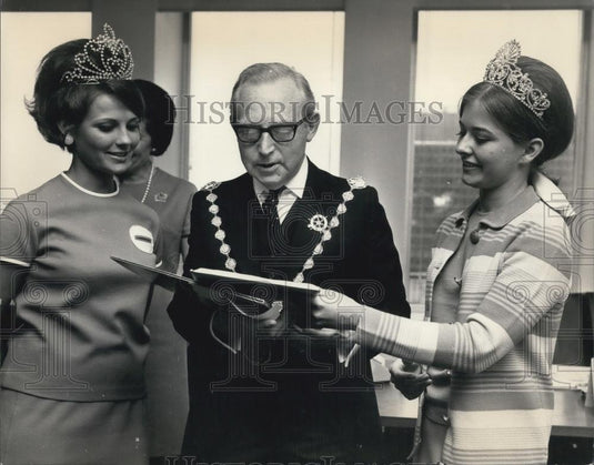 1969 Press Photo Janet Johnson, Minneapolis & Mary Louise LeFond,St. Paul - Historic Images
