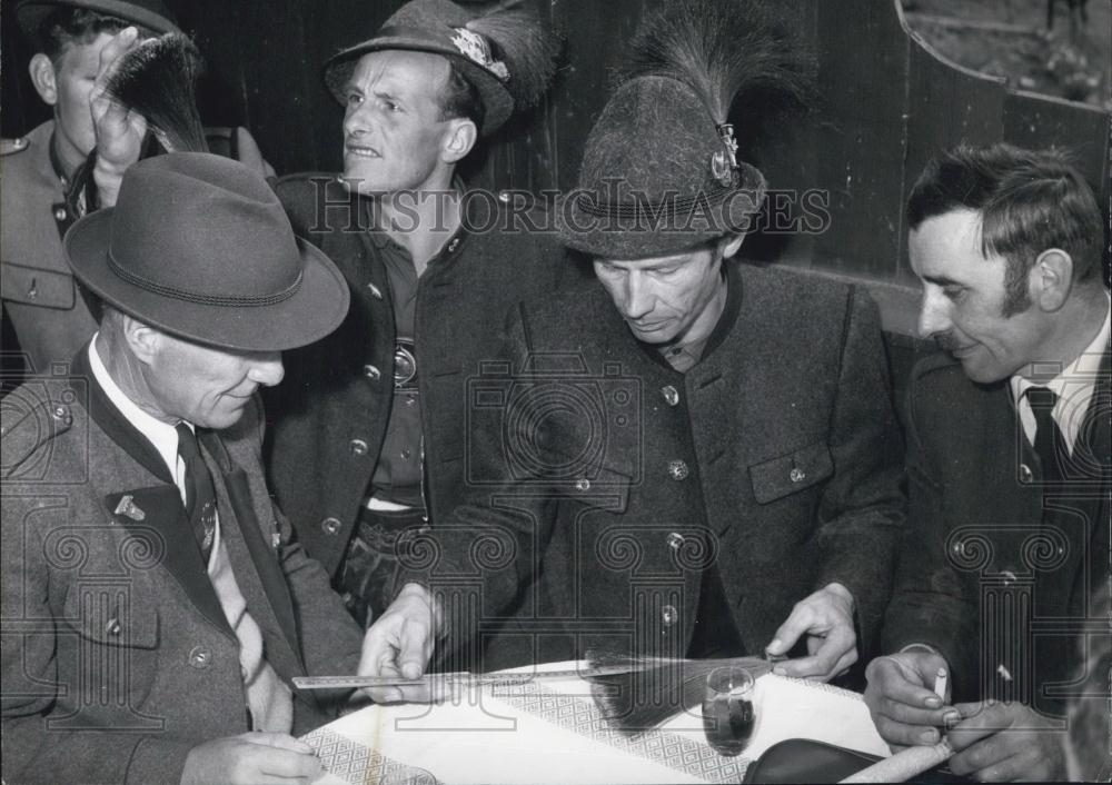 1958 Press Photo yrolese hunter is wearing a Gamsbart" at his hat" - Historic Images