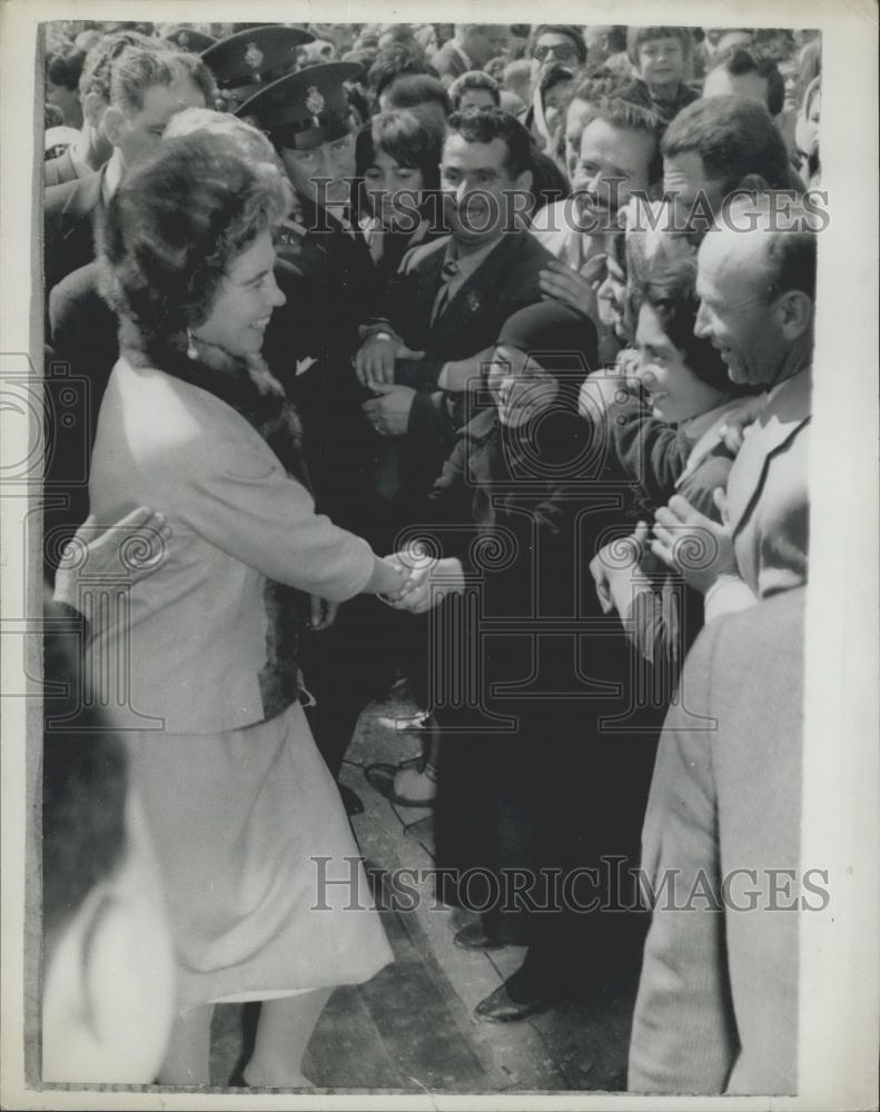 1962 Press Photo Queen Frederica Is Warmly Welcomed By Native Greek Workers - Historic Images