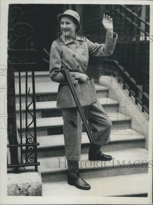 1952 Press Photo Female Sports Suit for Shooting, Peter Russell Collection - Historic Images