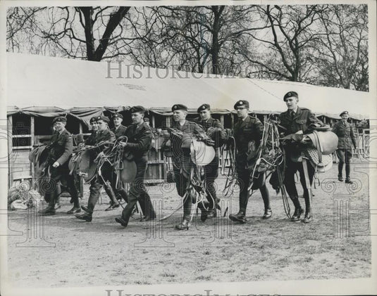 1953 Press Photo Volunteers train horses for use by V.i.P's during the coronatio - Historic Images