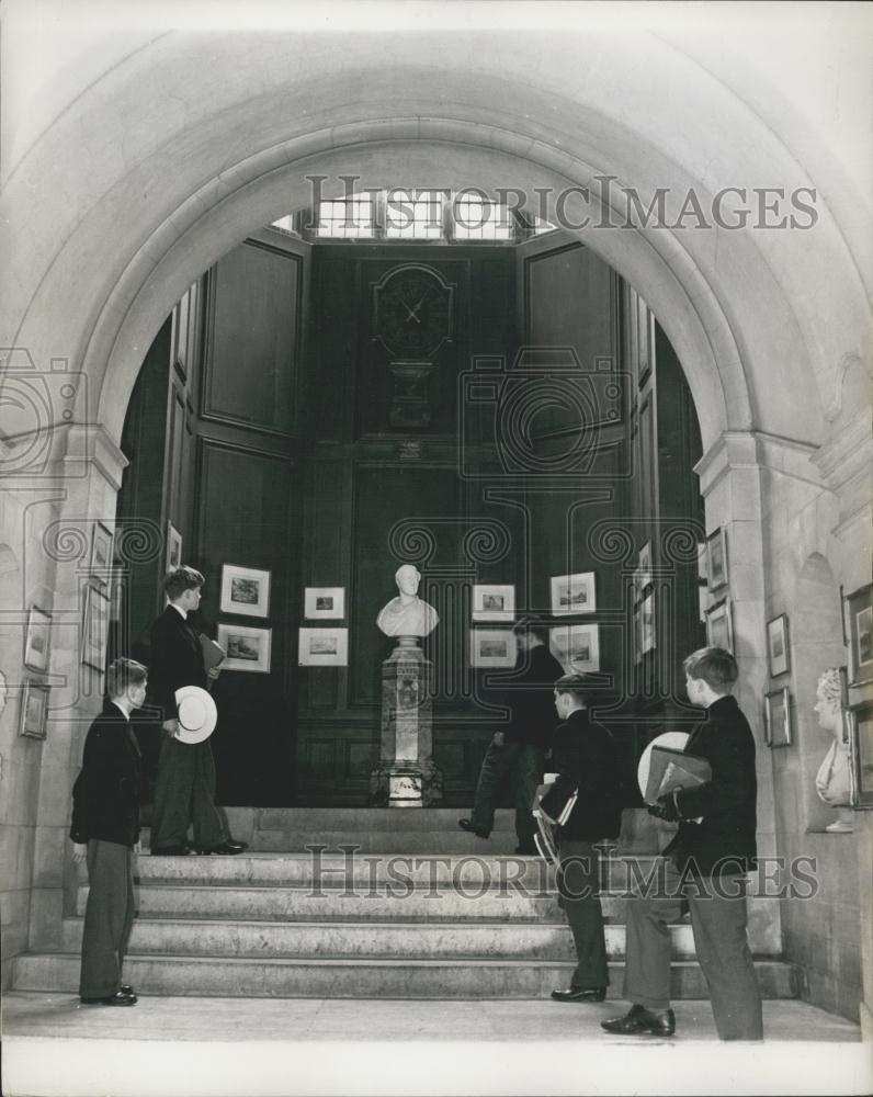 Press Photo British Public School the Queen - Historic Images