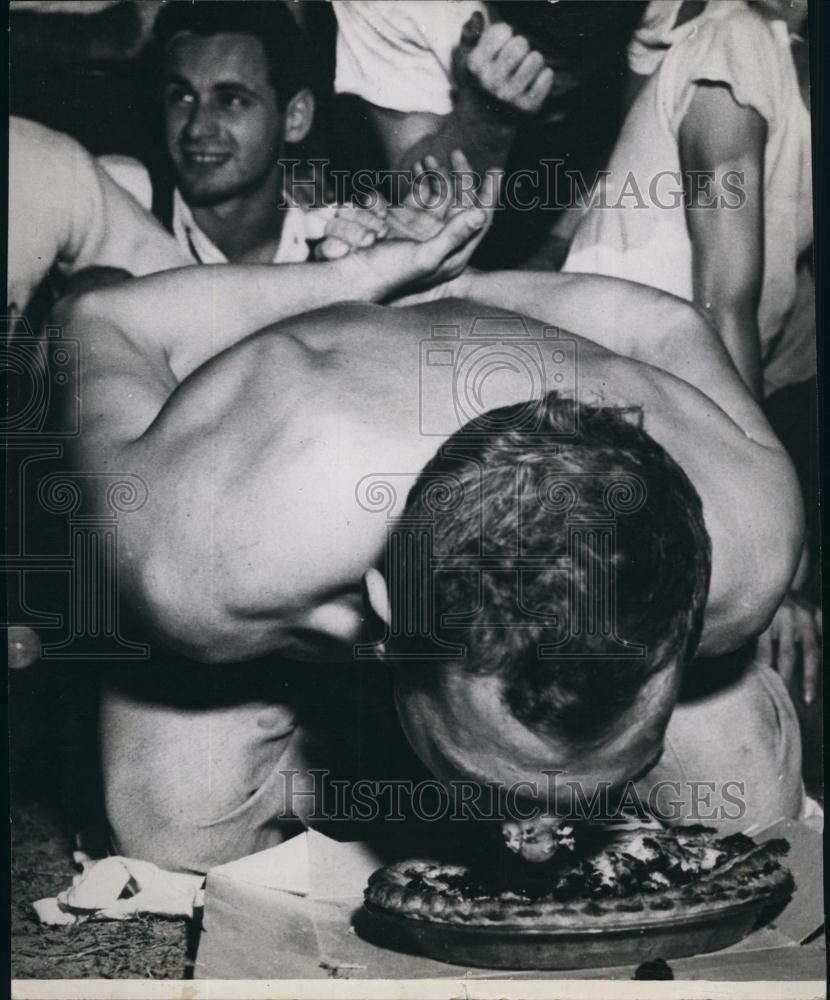 Press Photo Pie Eating Contest - Historic Images