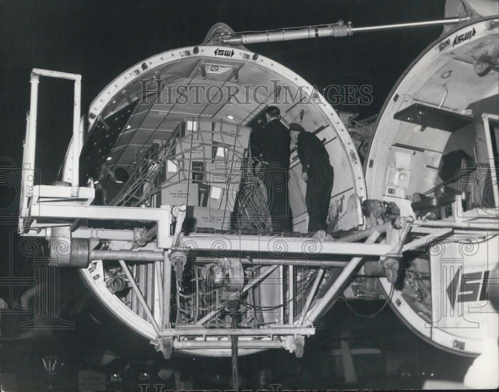 1963 Press Photo Operations Stamp Lift&quot; Gift Stamp War In British Shops&quot; - Historic Images