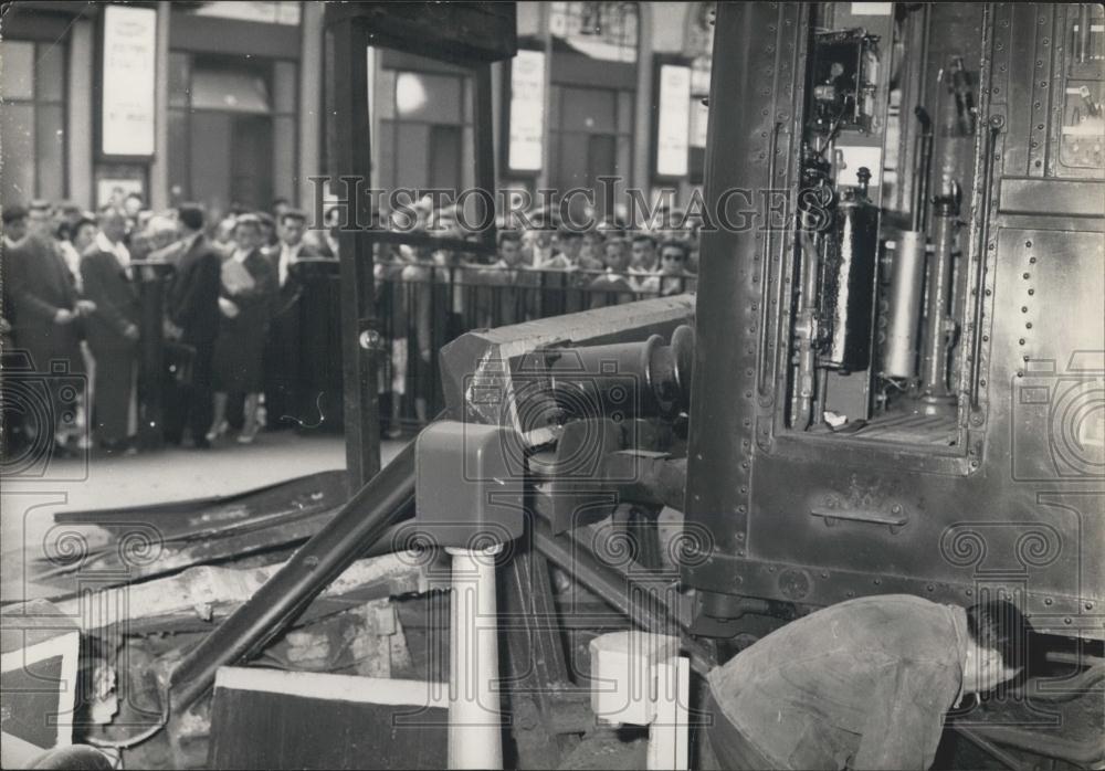 Press Photo Train accident in Saint-Lazarr station - Historic Images