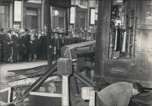 Press Photo Train accident in Saint-Lazarr station - Historic Images