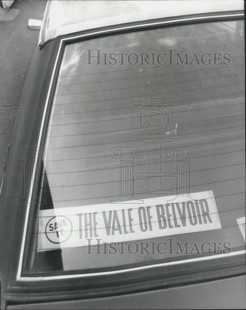 Press Photo Car With Bumper Sticker Save The Vale Of Belvor Leicestershire - Historic Images