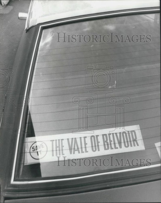 Press Photo Car With Bumper Sticker Save The Vale Of Belvor Leicestershire - Historic Images