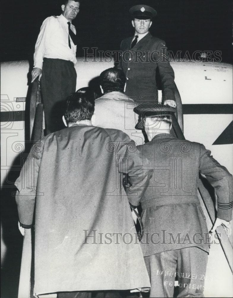 1970 Press Photo Palestinian Assailant Ibrahim Youssef Boarding British Plane - Historic Images