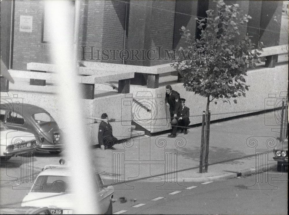 1974 Press Photo Dutch Detectives, French Ambassador Jacques Senard Hostage - Historic Images