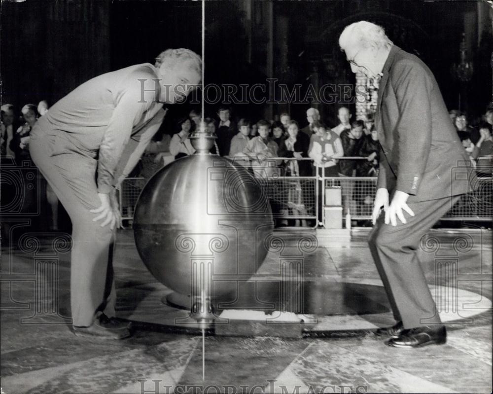 1978 Press Photo Prof Michael Pentz Canon John Collins Steel Ropendulum St. Paul - Historic Images