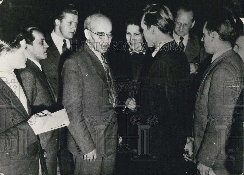 1957 Press Photo W. Gomulka surrounded by people at Election campaign in Poland - Historic Images